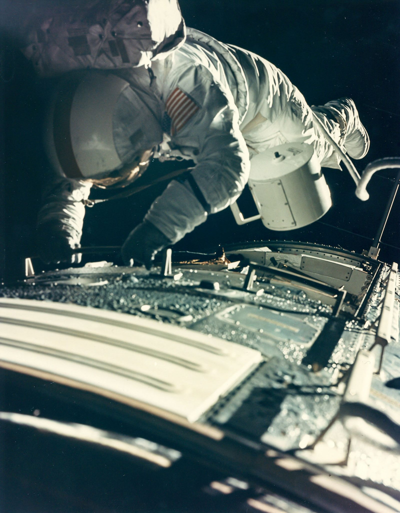 Illustration for article titled The crappy photos of NASA's golden era you never get to see